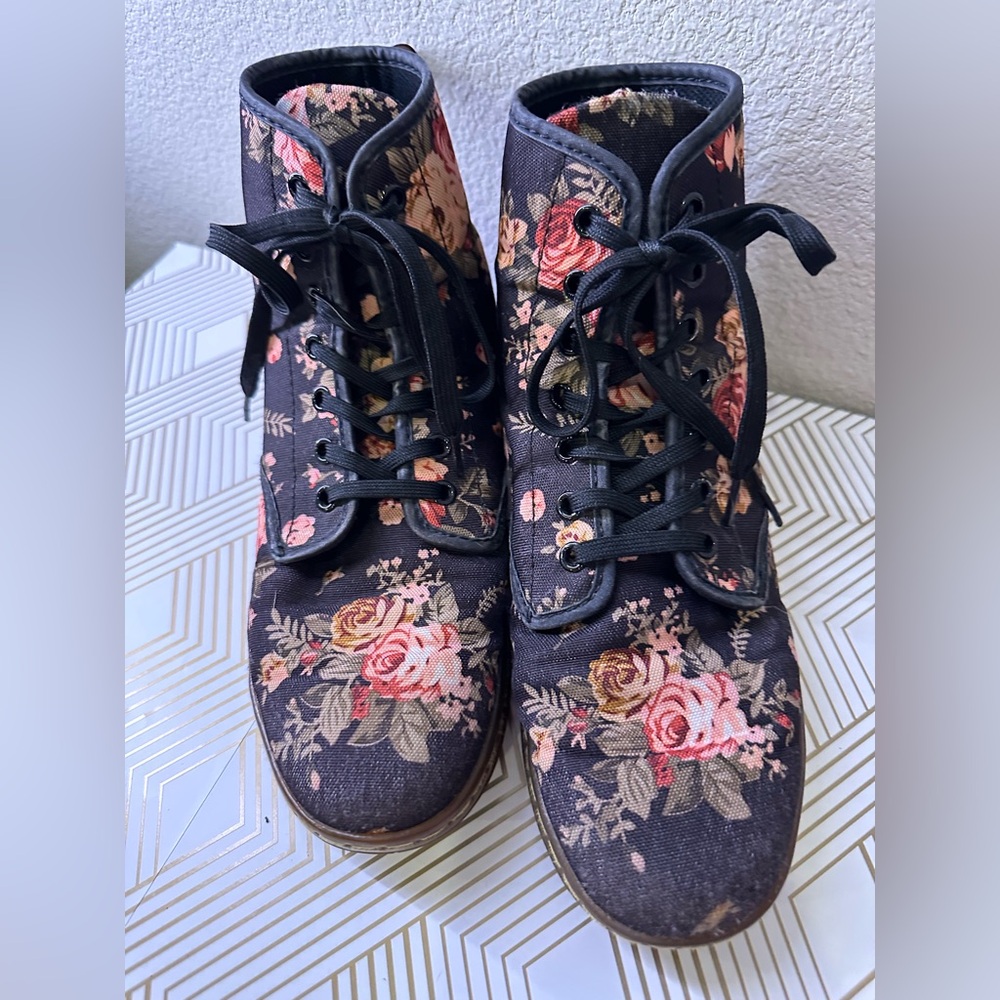 Rare Floral Dr Martens!